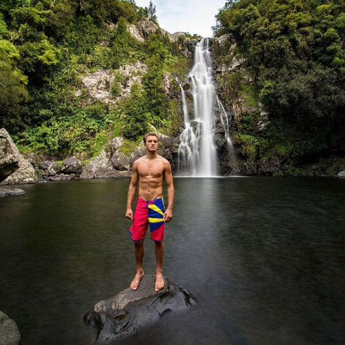 Short de bain aux couleurs du drapeau de la Réunion - dominante rouge